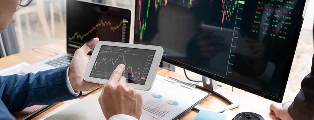 team-stockbrokers-discussing-with-display-screens-analyzing-data